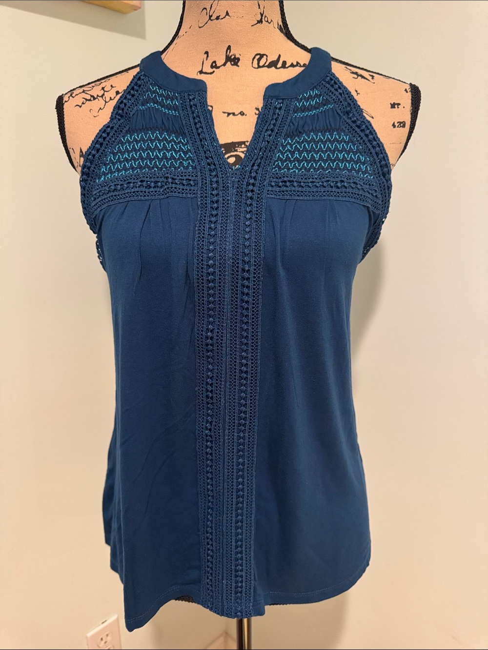 Cable & Gauge size small Women’s Navy Blue Sleeveless Crochet-Detail Top